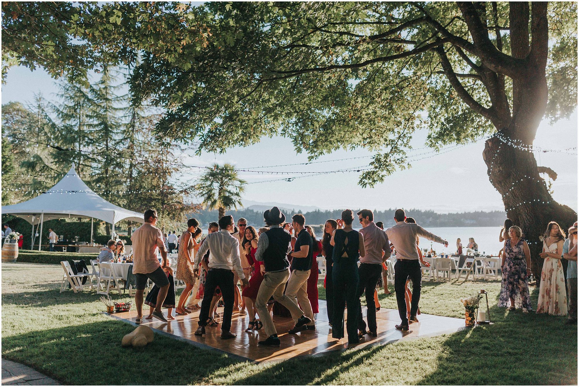 amazing waterfront backyard wedding
