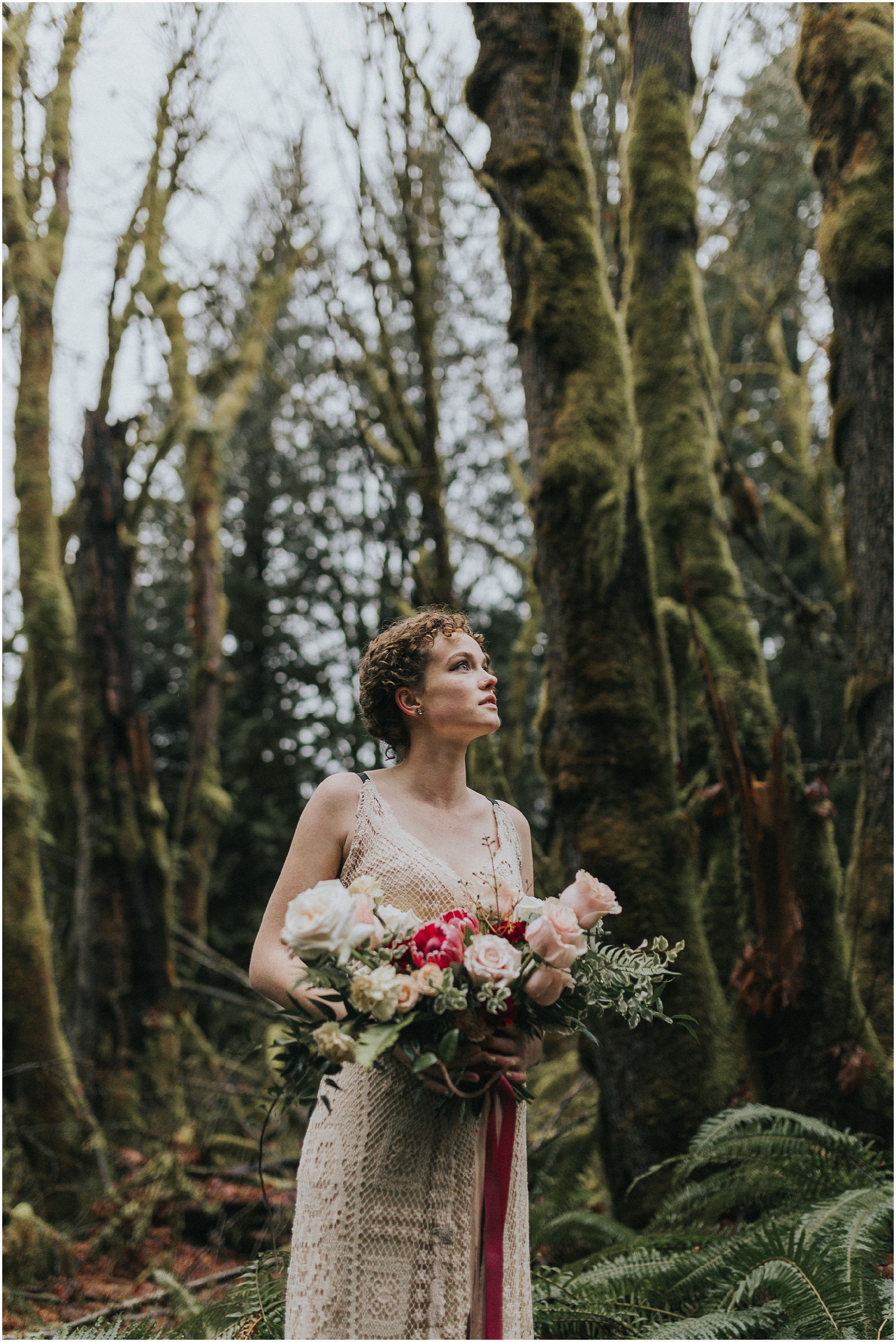 bride holding a bouquet made by green leaf floral design vancouver florist